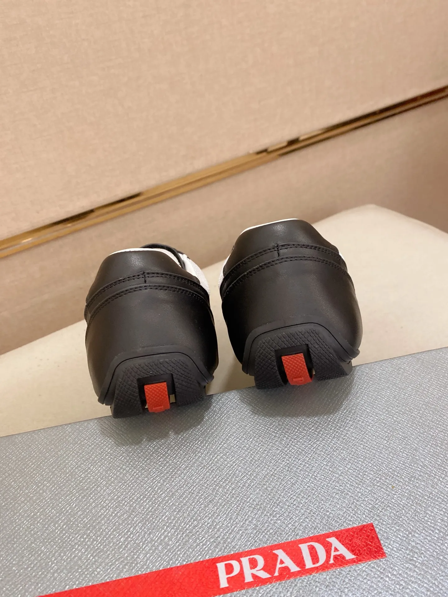 Men's shoes 💰 480💰 ✔️✔️✔️Top high version High-quality new PRADA (Prada) counters are launched at the same time. The new men's shoes and 😘fabrics are purely handmade in Niujing. Lining: Full cowhide lining. 👍🏿High-end☄️Open-molded non-slip rubber outsole, exquisite lines, simple and elegant, comfortable and high-end for leisure travel. Code number: 38-44. Can be customized45